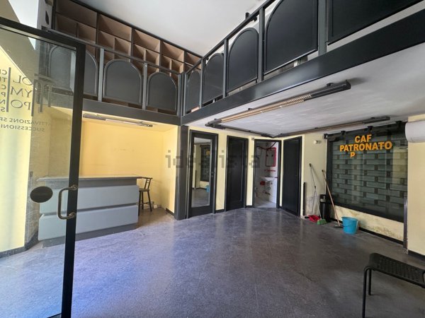 locale commerciale in vendita a Roma in zona Primavalle