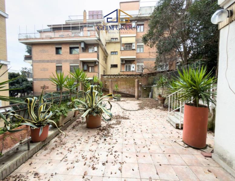 appartamento in vendita a Roma in zona Tomba di Nerone