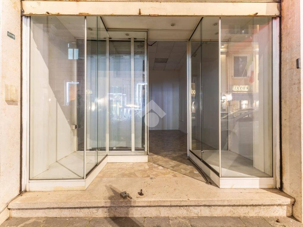 negozio in vendita a Roma in zona Ludovisi/Sallustiano