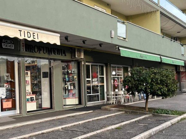 negozio in vendita a Roma in zona San Basilio