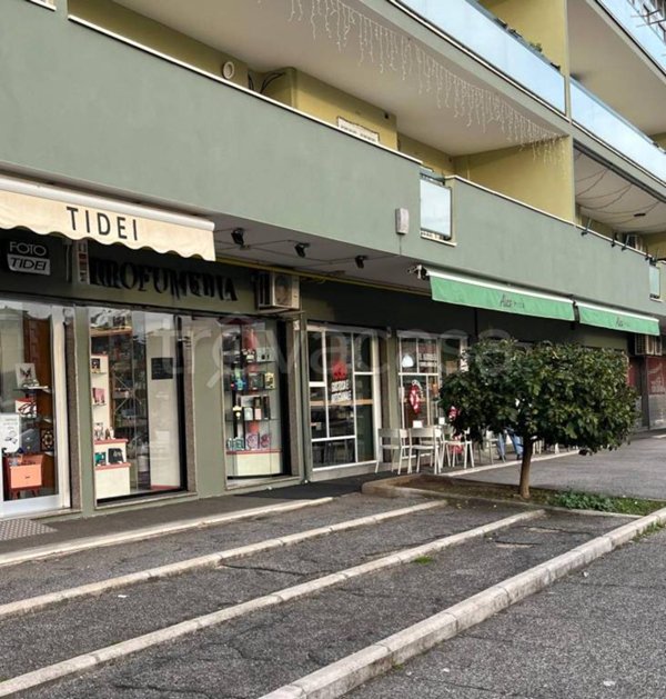 negozio in vendita a Roma in zona San Basilio
