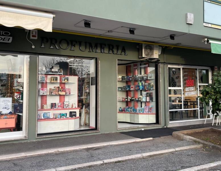 negozio in vendita a Roma in zona San Basilio
