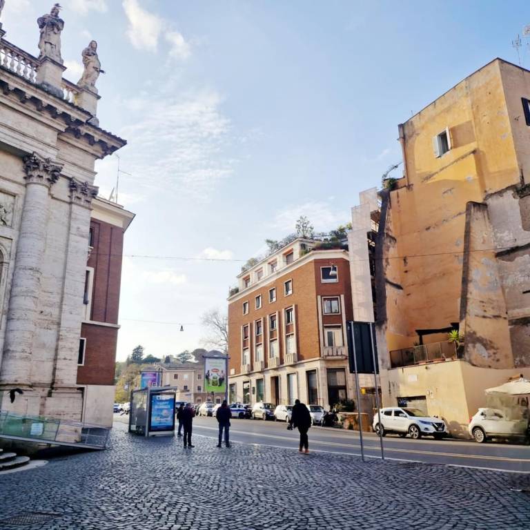 locale commerciale in vendita a Roma in zona Rione di Ponte