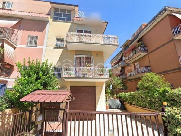 appartamento in vendita a Roma in zona Colle del Sole