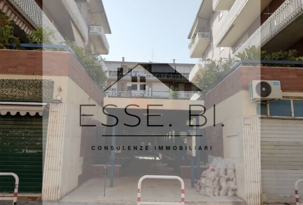 appartamento in vendita a Roma in zona Appio Latino