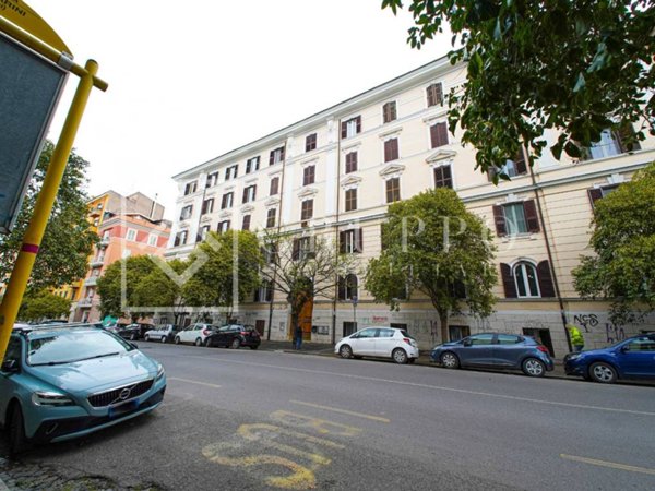 negozio in vendita a Roma in zona Appio Latino