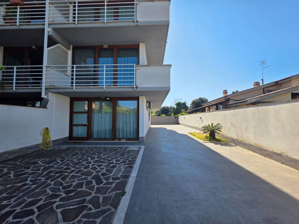 pentavano in vendita a Roma in zona Infernetto