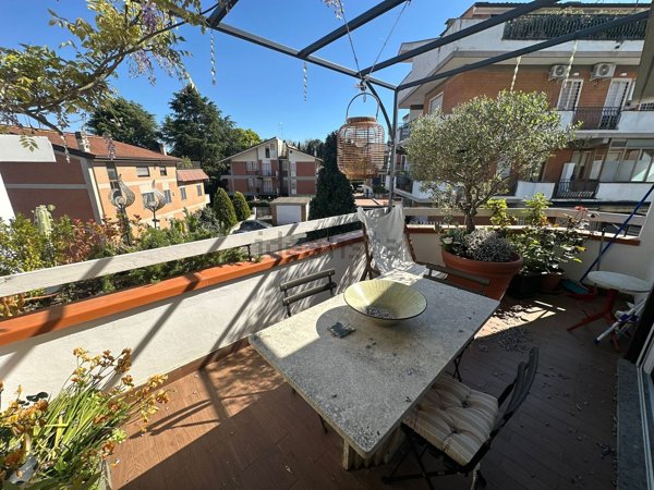 pentavano in vendita a Roma in zona Tomba di Nerone