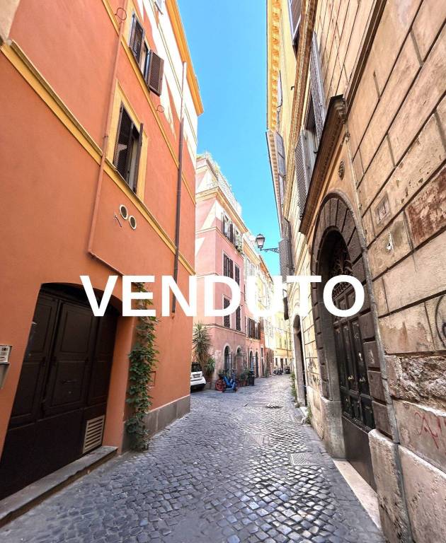 appartamento in vendita a Roma in zona Rione Regola