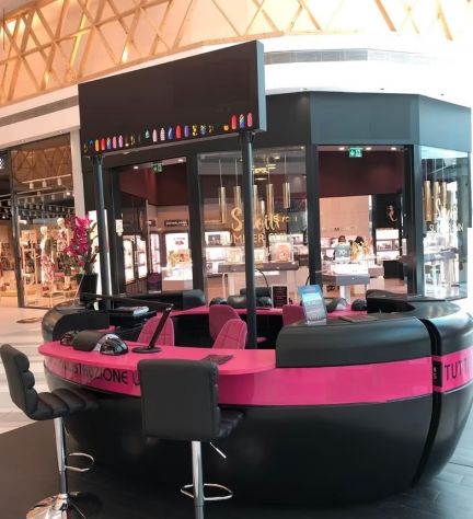 negozio in vendita a Roma in zona Don Bosco