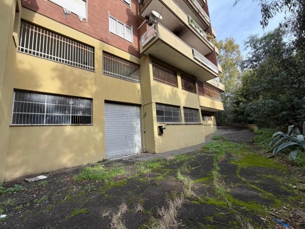 locale commerciale in vendita a Roma in zona Primavalle