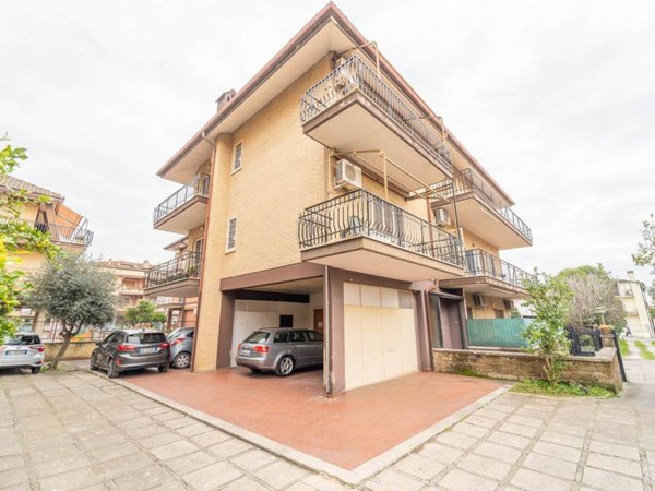 appartamento in vendita a Roma in zona Tor Cervara