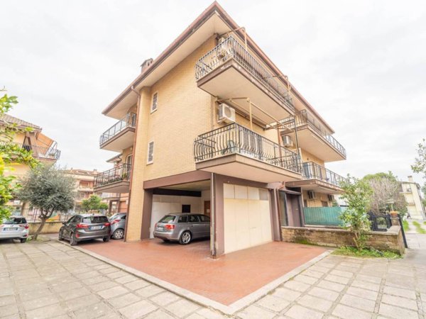 appartamento in vendita a Roma in zona Tor Cervara