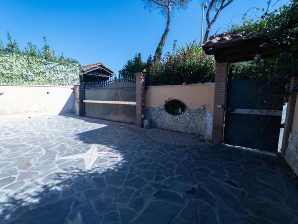 casa indipendente in vendita a Roma in zona Infernetto