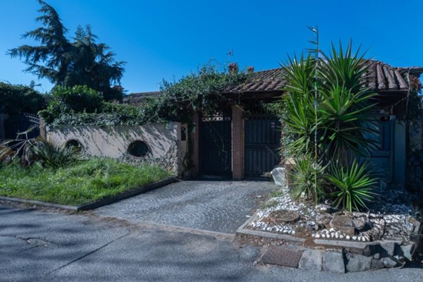 casa indipendente in vendita a Roma in zona Infernetto