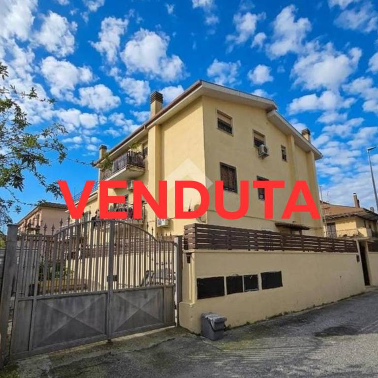 appartamento in vendita a Roma in zona Valle Santa