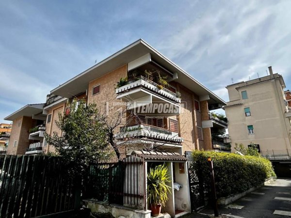 appartamento in vendita a Roma in zona Tomba di Nerone