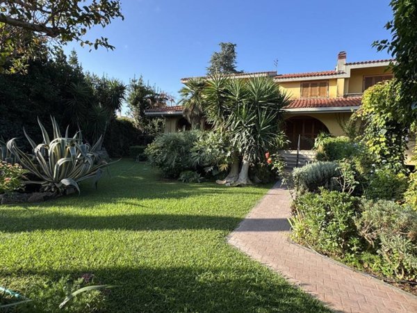casa indipendente in vendita a Roma in zona Infernetto