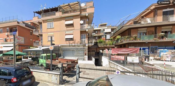 locale commerciale in vendita a Roma in zona Finocchio