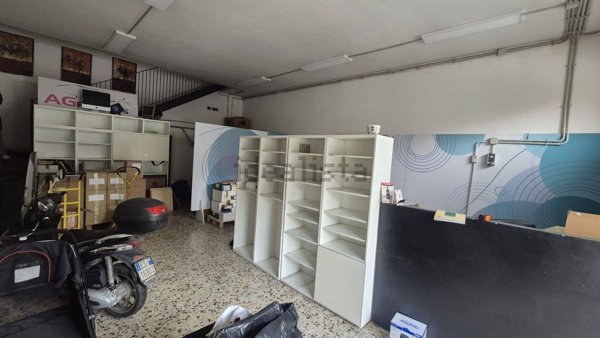 locale commerciale in vendita a Roma in zona Portuense