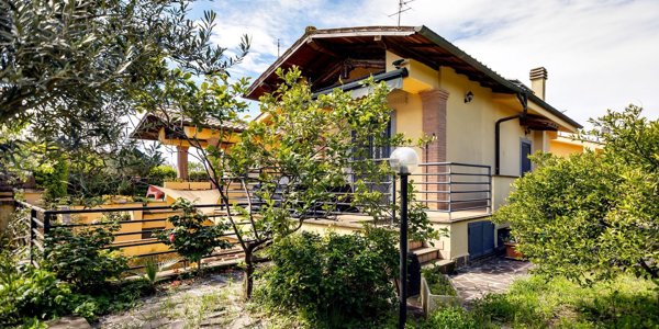 esavano in vendita a Roma in zona Infernetto