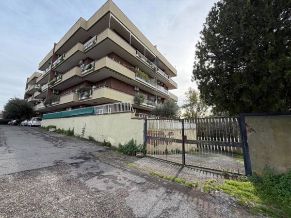 locale commerciale in vendita a Roma in zona Aurelio