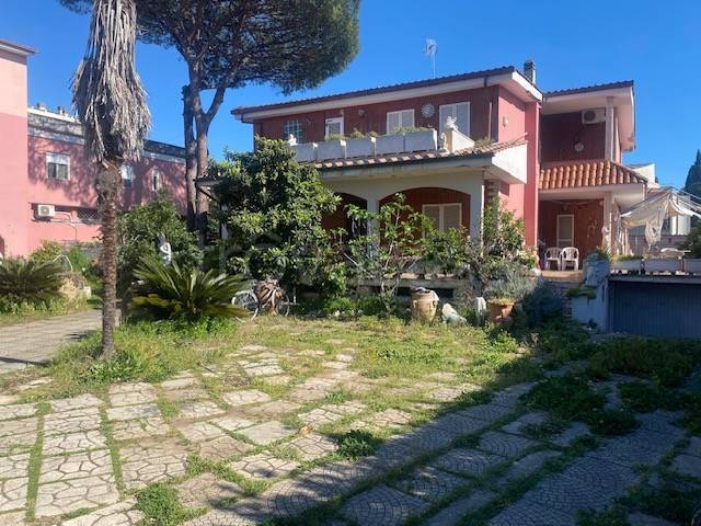 casa indipendente in vendita a Roma in zona Casal Palocco