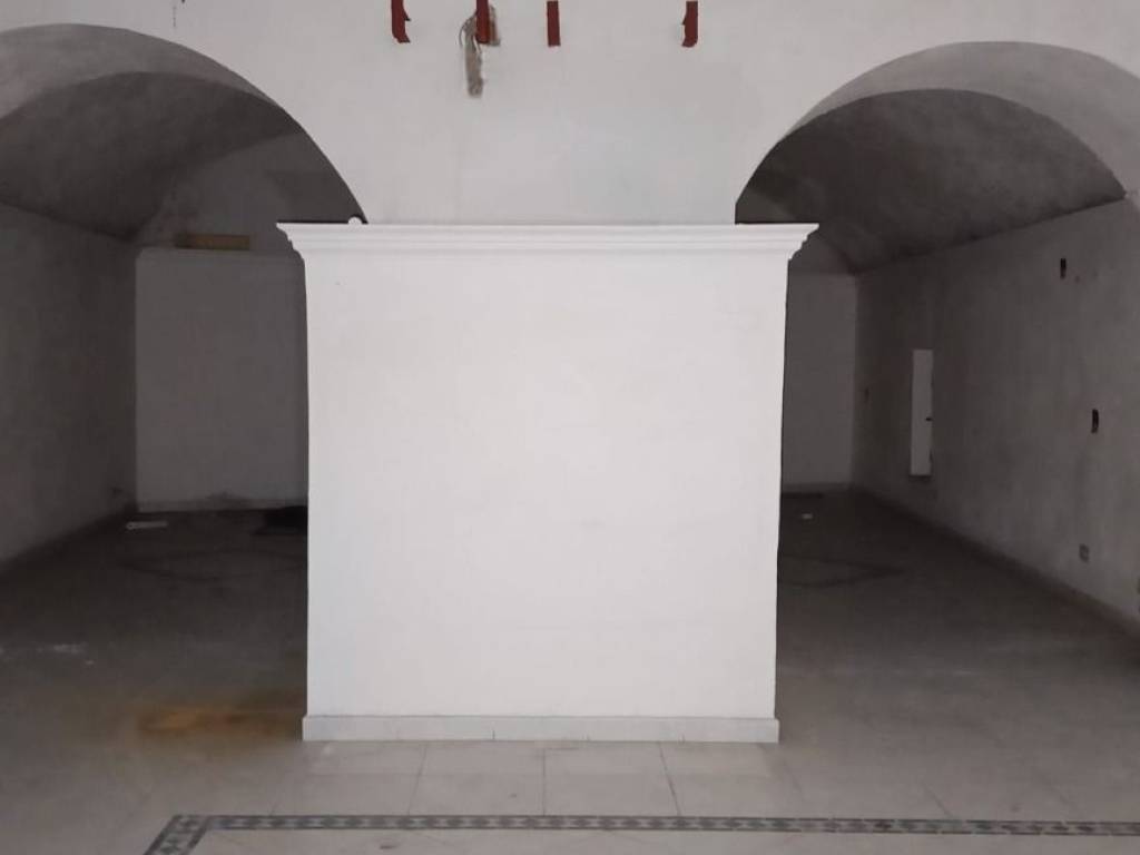 locale commerciale in vendita a Roma in zona Rione di Ponte