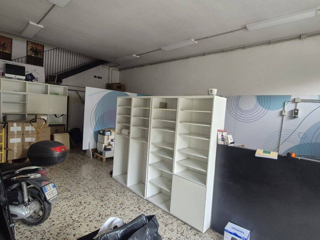 negozio in vendita a Roma in zona Portuense