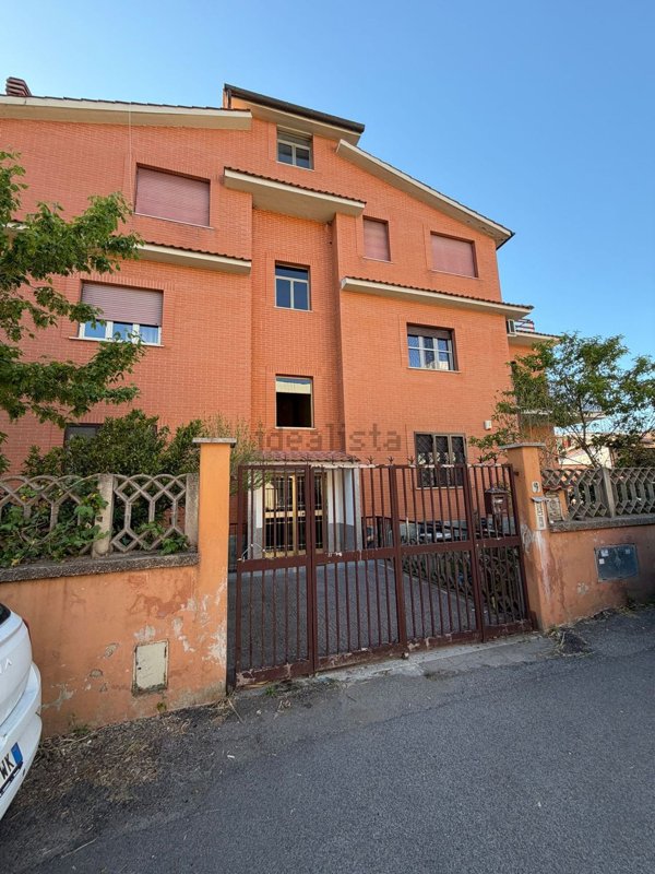 appartamento in vendita a Roma in zona Valle Muricana