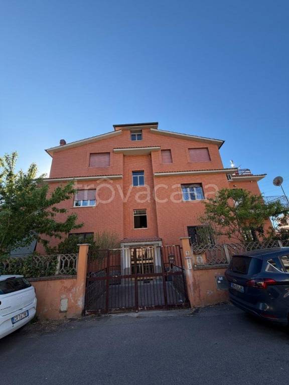 appartamento in vendita a Roma in zona Valle Muricana