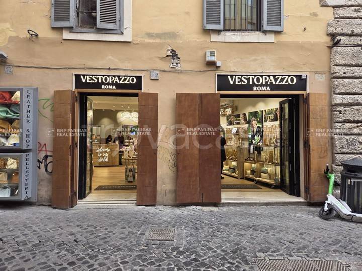 negozio in vendita a Roma in zona Rione Regola