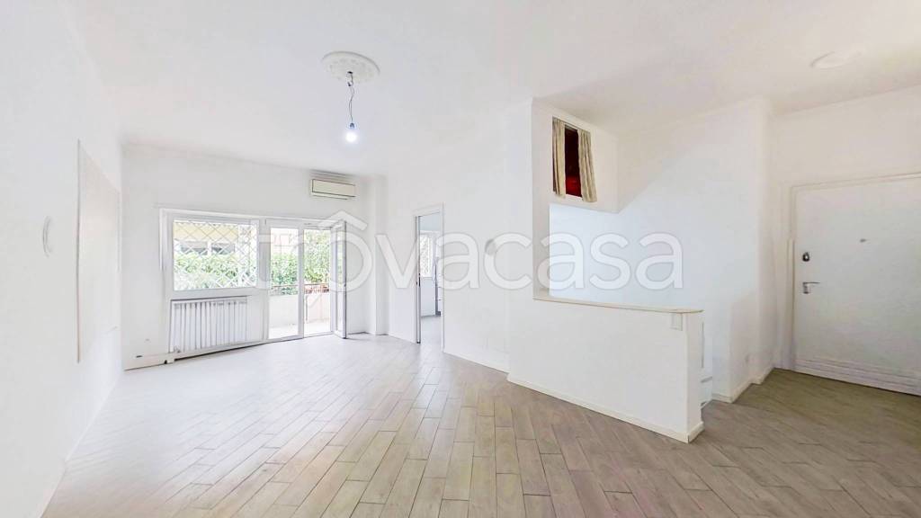appartamento in vendita a Roma in zona Axa