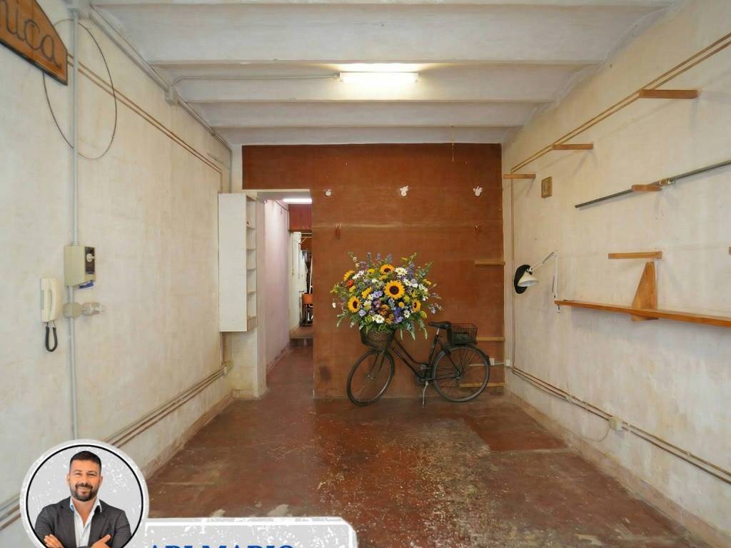 negozio in vendita a Roma in zona Rione Monti/Campitelli