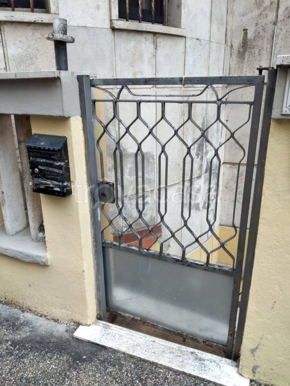 negozio in vendita a Roma in zona Appio Latino