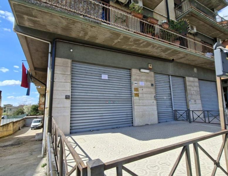 locale commerciale in vendita a Roma in zona Borghesiana