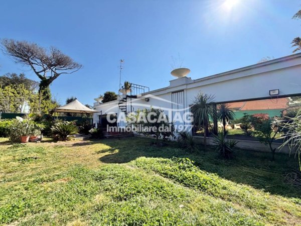 casa indipendente in vendita a Roma in zona Castel Fusano