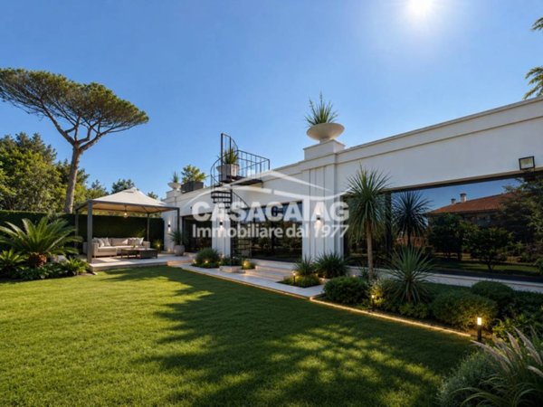 casa indipendente in vendita a Roma in zona Castel Fusano