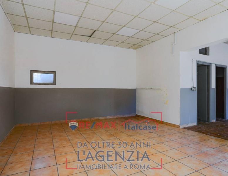 locale commerciale in vendita a Roma