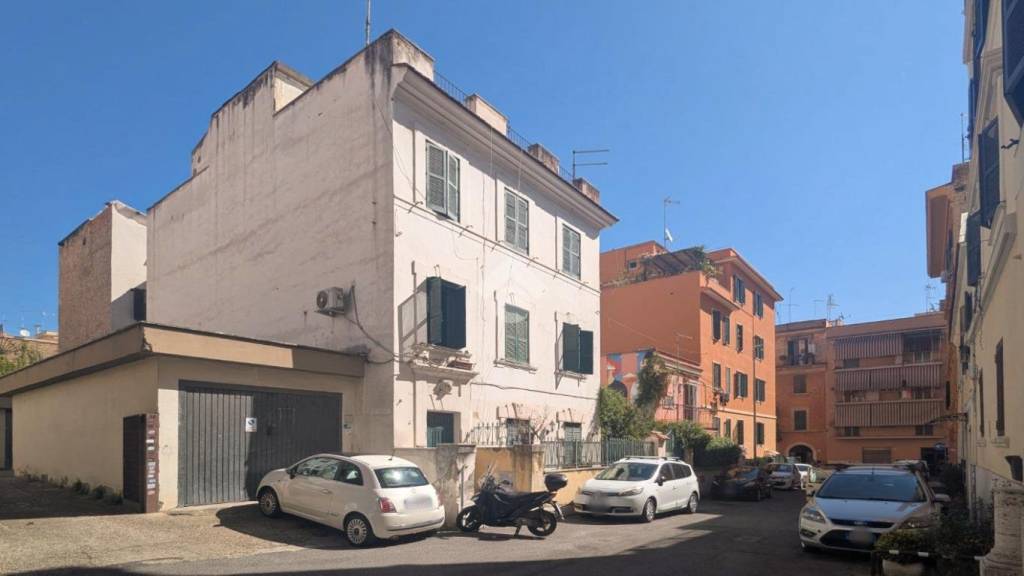 appartamento in vendita a Roma in zona Tuscolano