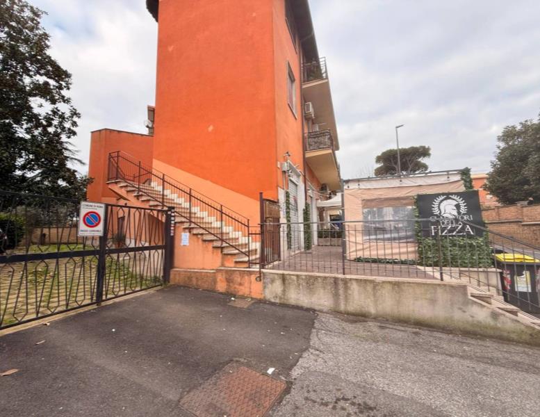 locale commerciale in vendita a Roma in zona Ottavia