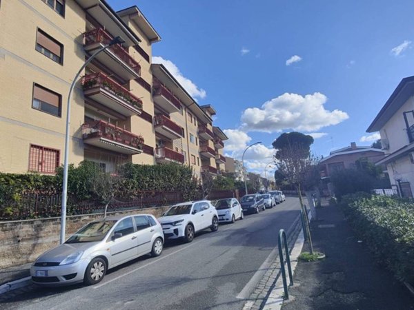 appartamento in vendita a Roma in zona Axa