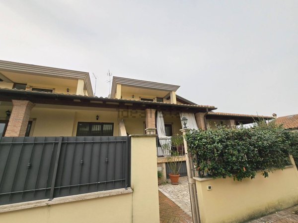 pentavano in vendita a Roma in zona Infernetto