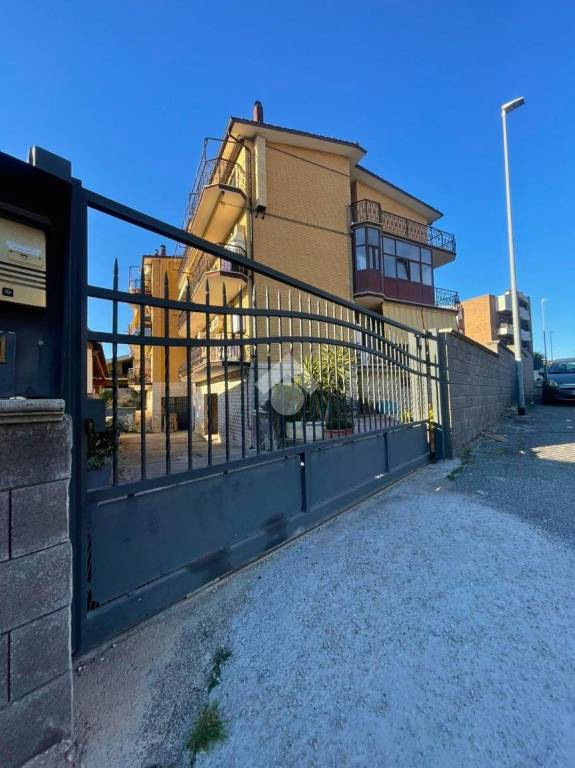 ufficio in vendita a Roma in zona Finocchio