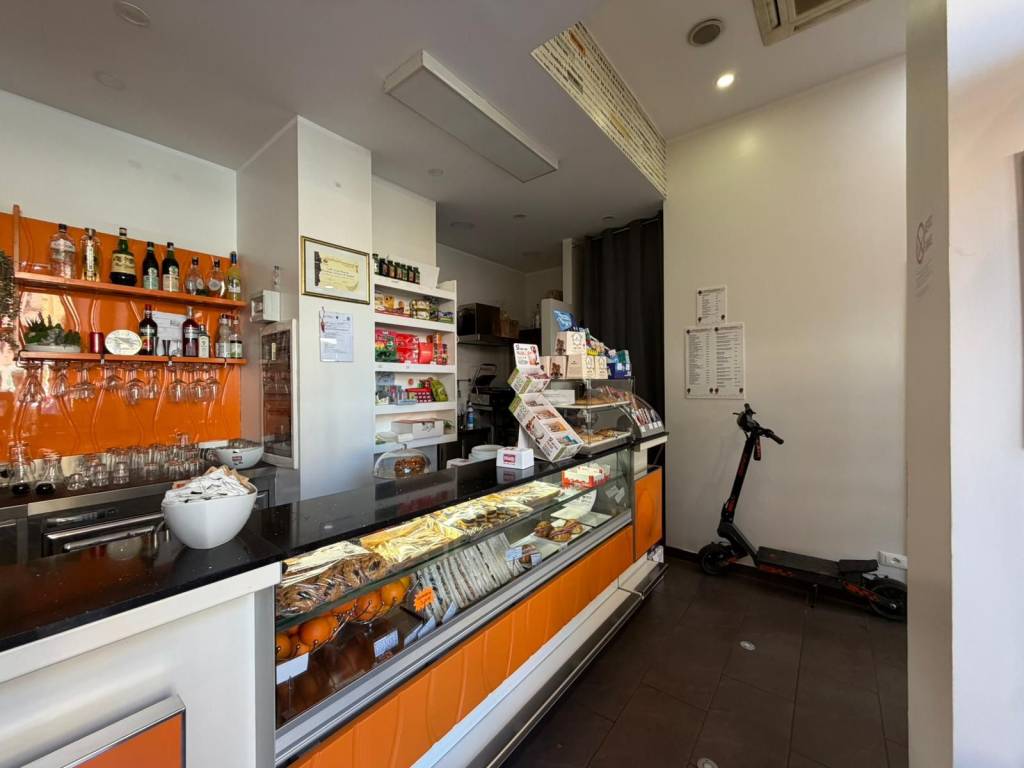negozio in vendita a Roma in zona Tuscolano