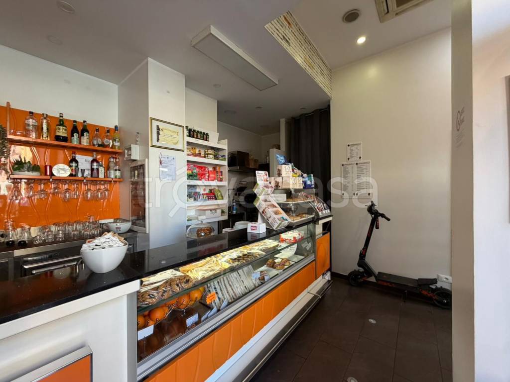 negozio in vendita a Roma in zona Tuscolano
