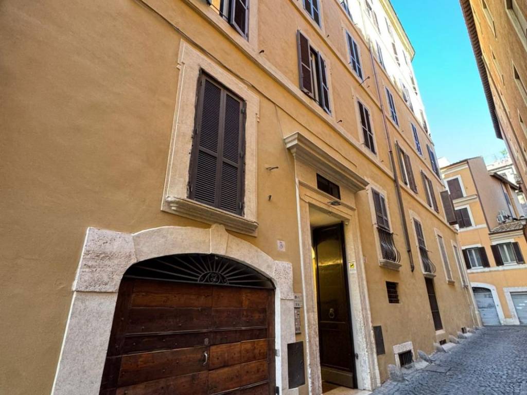 locale commerciale in vendita a Roma in zona Parione/Sant'Eustachio