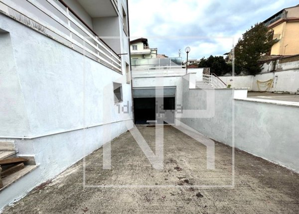 locale di sgombero in vendita a Roma in zona Ponte di Nona