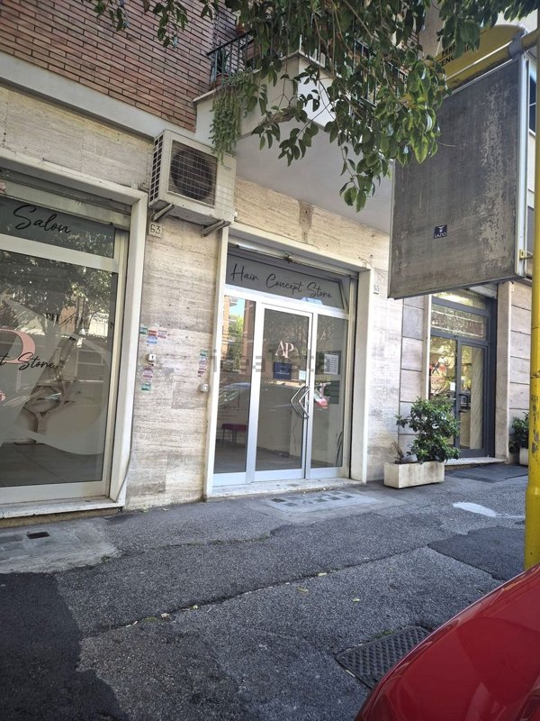 locale commerciale in vendita a Roma in zona Portuense