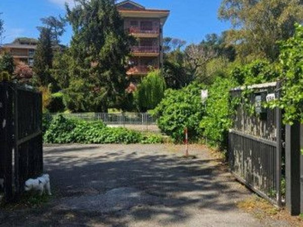 negozio in vendita a Roma in zona Tomba di Nerone